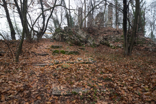 20 Cima del monte con resti della base del mastio medioevale e delle strutture ottocentesche